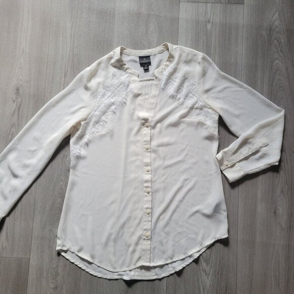 Elegant White Button-Up Blouse With Lace & Pleated Detail PS - Picture 4 of 5